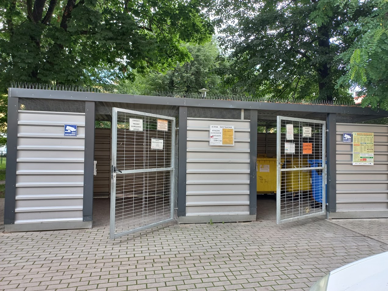 Altana śmietnikowa wspólnoty przy ul. Lompy 1-2